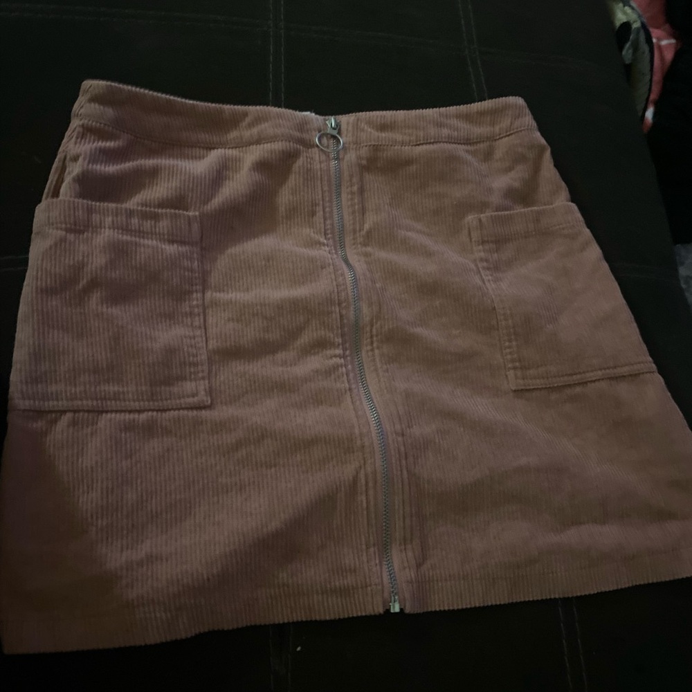 Mini skirt with two pockets and and zipper in the front